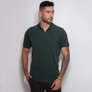 CAMISETA GOLA POLO COM BOLSO PIQUET STRECH VERDE MUSGO MC