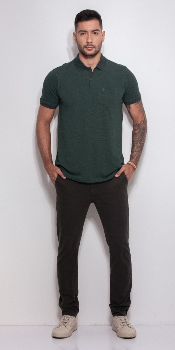 CAMISETA GOLA POLO COM BOLSO PIQUET STRECH VERDE MUSGO MC