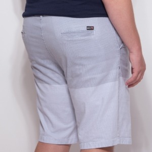 BERMUDA CHINO ESTAMPADA LISTRADA PONTILHADA AZUL